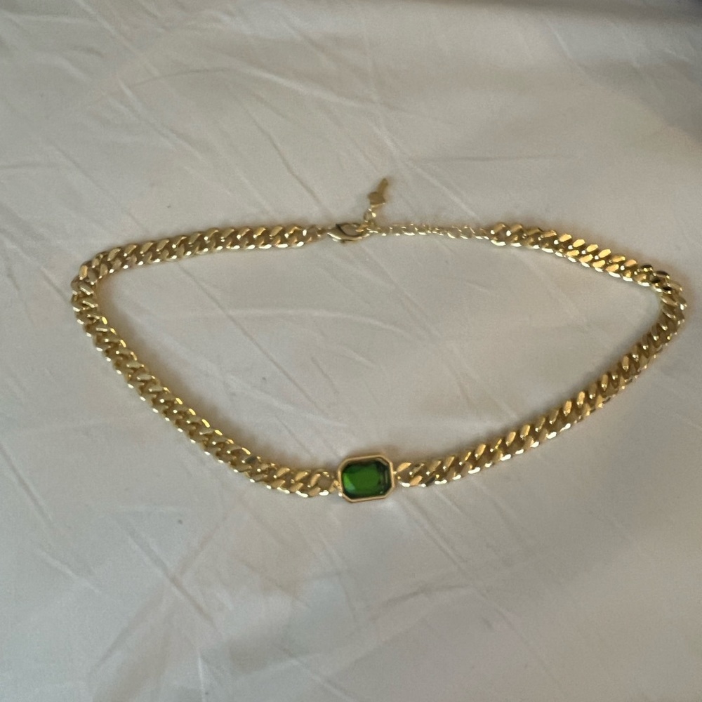 Short & suite gem choker green